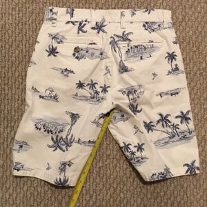Old Navy Size 28 White Chino Shorts with Palm Trees